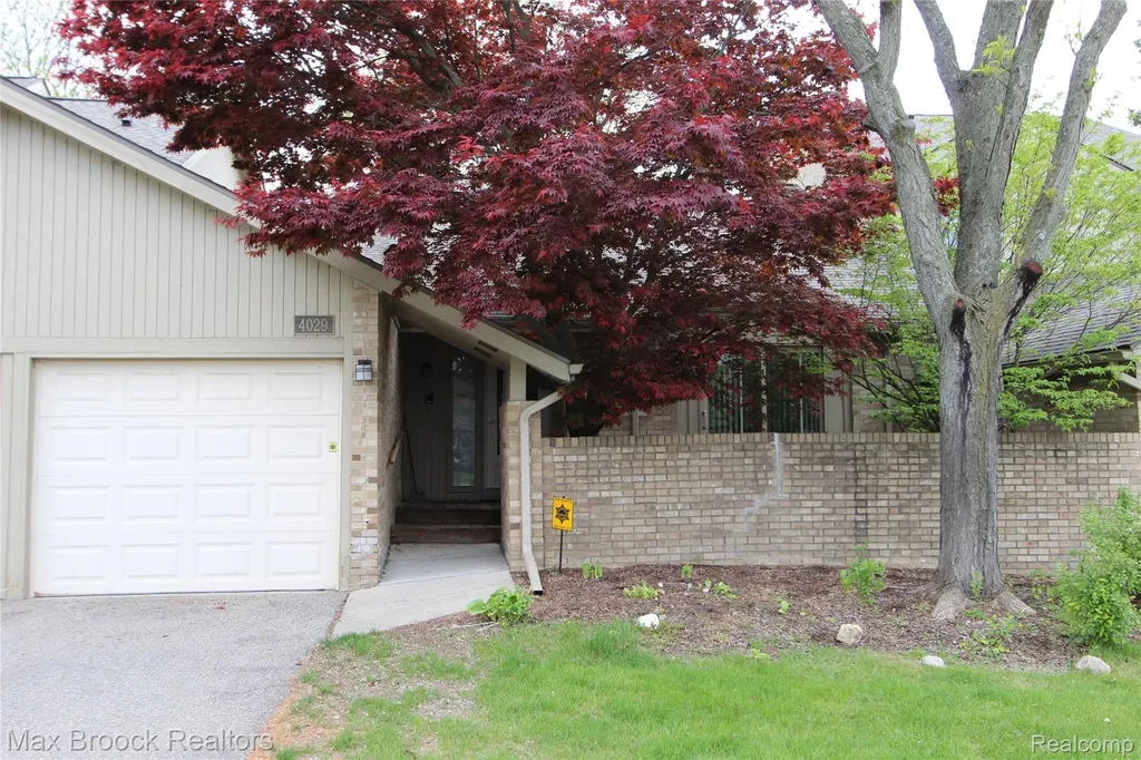4029 Foxpointe Drive West Bloomfield Charter Township MI 48323