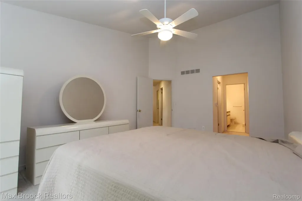 4029 Foxpointe Drive West Bloomfield Charter Township MI 48323