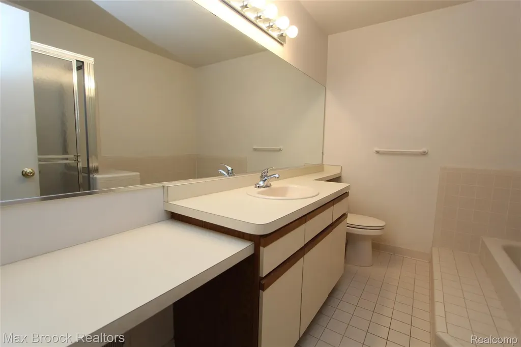 4029 Foxpointe Drive West Bloomfield Charter Township MI 48323