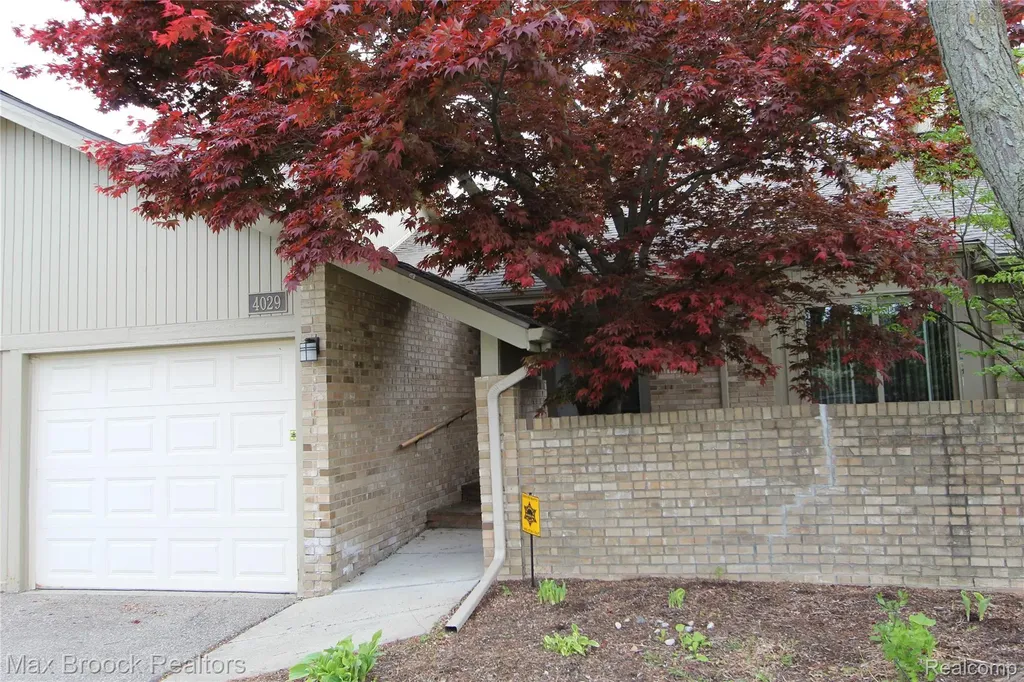 4029 Foxpointe Drive West Bloomfield Charter Township MI 48323