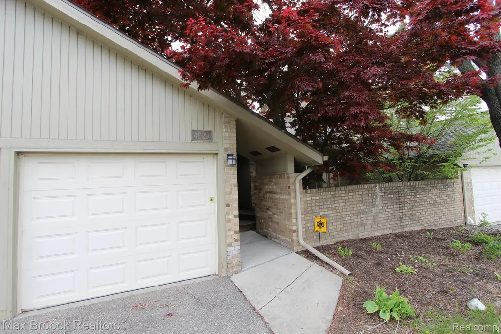 4029 Foxpointe Drive West Bloomfield Charter Township MI 48323