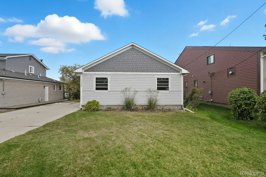 37752 Huron Pointe Drive Harrison Charter Township MI 48045