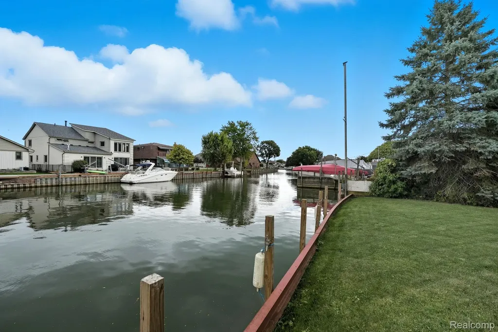 37752 Huron Pointe Drive Harrison Charter Township MI 48045