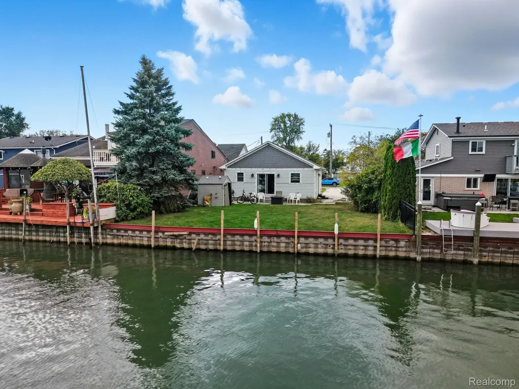 37752 Huron Pointe Drive Harrison Charter Township MI 48045