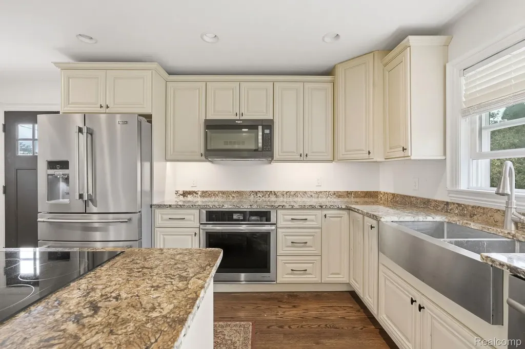37752 Huron Pointe Drive Harrison Charter Township MI 48045