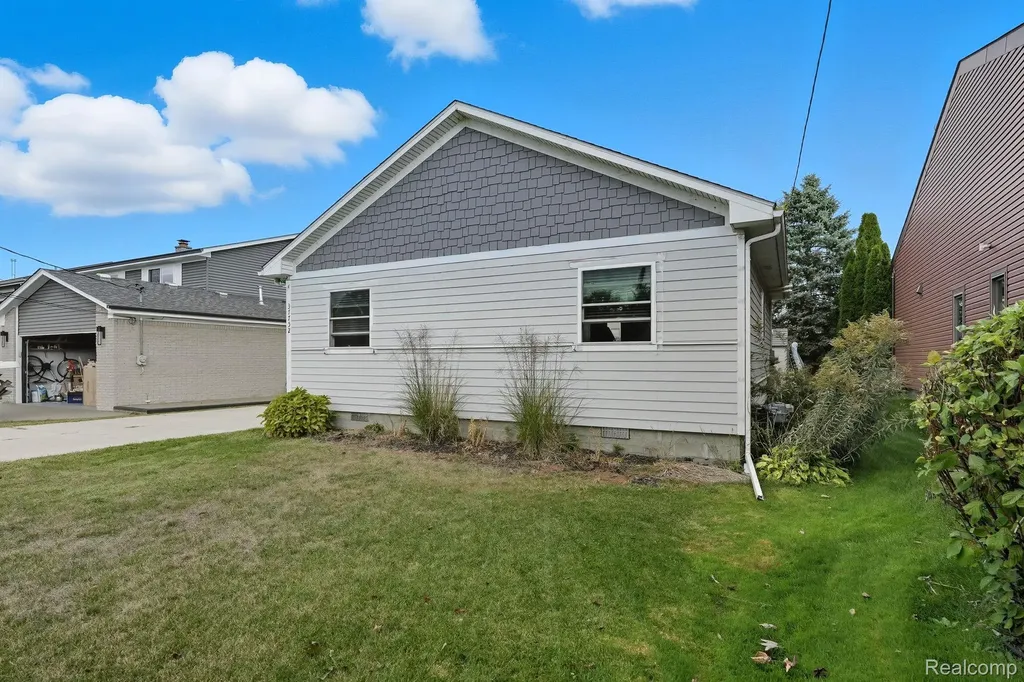 37752 Huron Pointe Drive Harrison Charter Township MI 48045