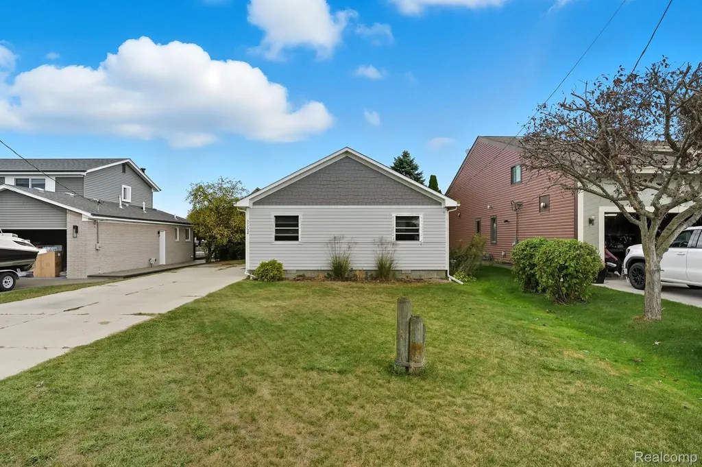 37752 Huron Pointe Drive Harrison Charter Township MI 48045