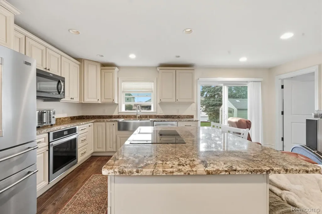 37752 Huron Pointe Drive Harrison Charter Township MI 48045