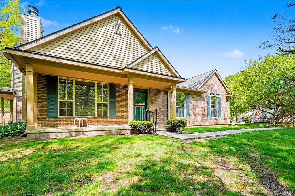 4114 Stonebridge Holly Village MI 48442