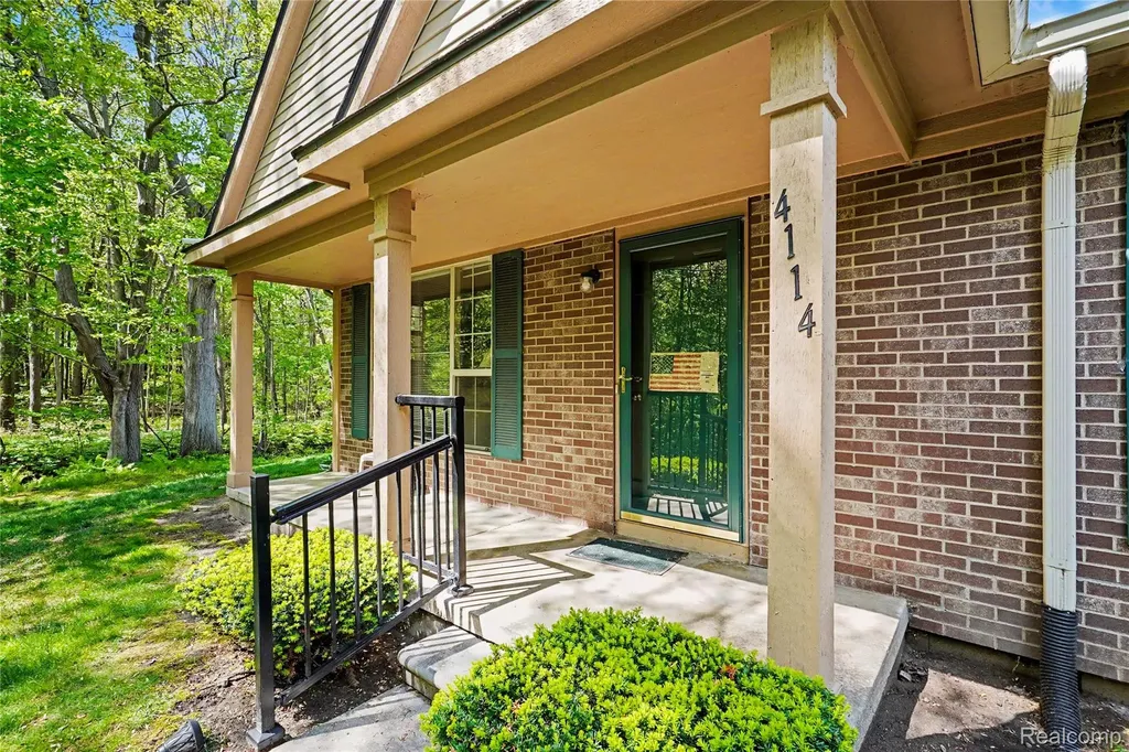 4114 Stonebridge Holly Village MI 48442