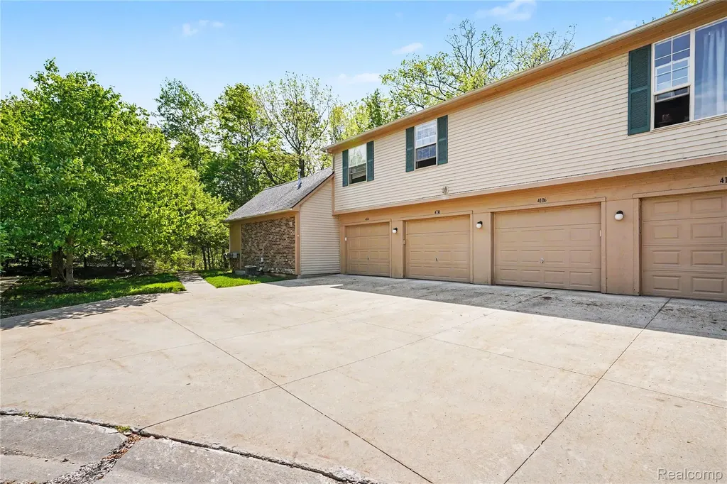 4114 Stonebridge Holly Village MI 48442