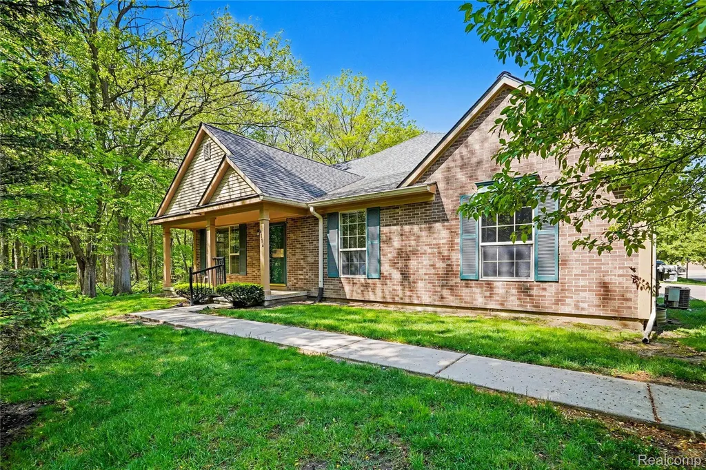 4114 Stonebridge Holly Village MI 48442