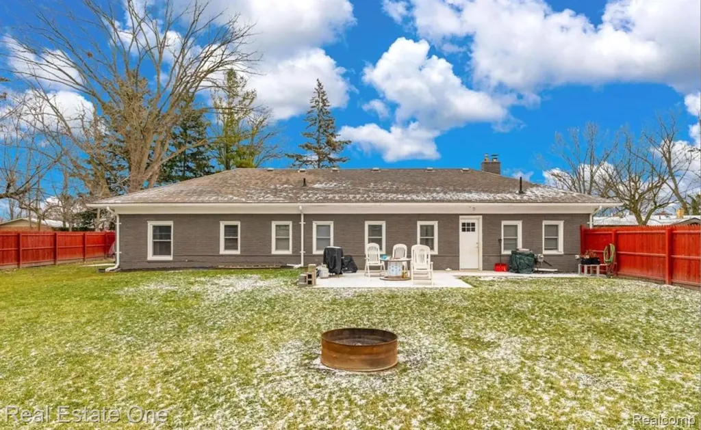 16423 Admiral Fraser City MI 48026