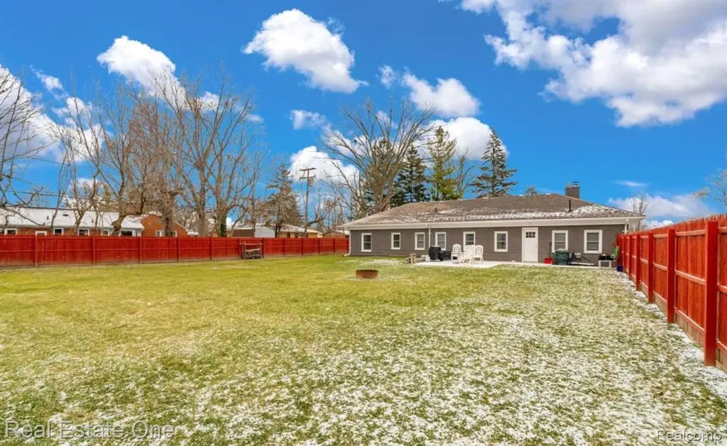 16423 Admiral Fraser City MI 48026