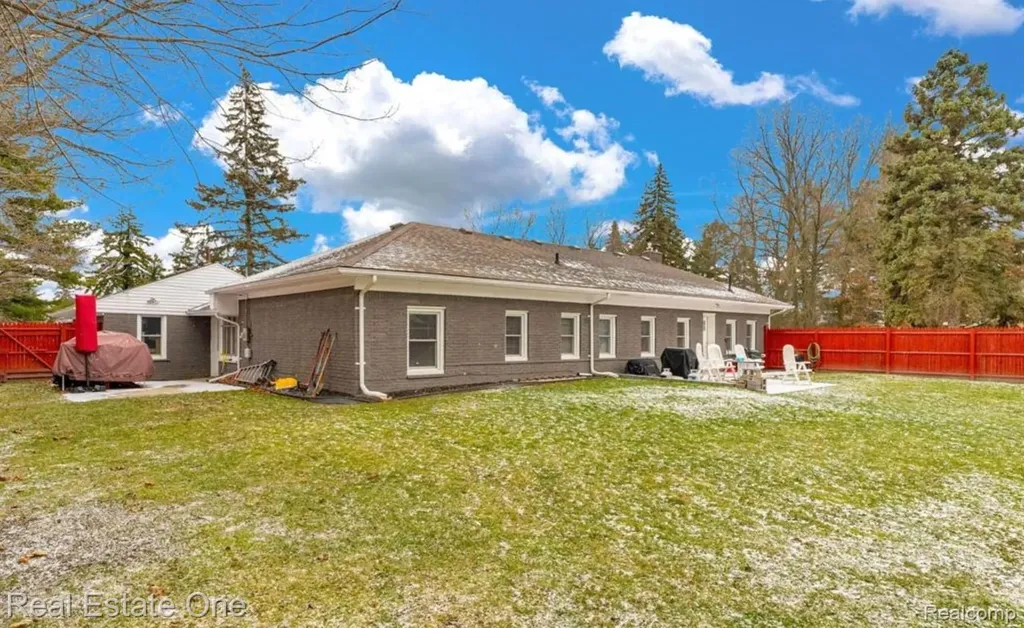 16423 Admiral Fraser City MI 48026