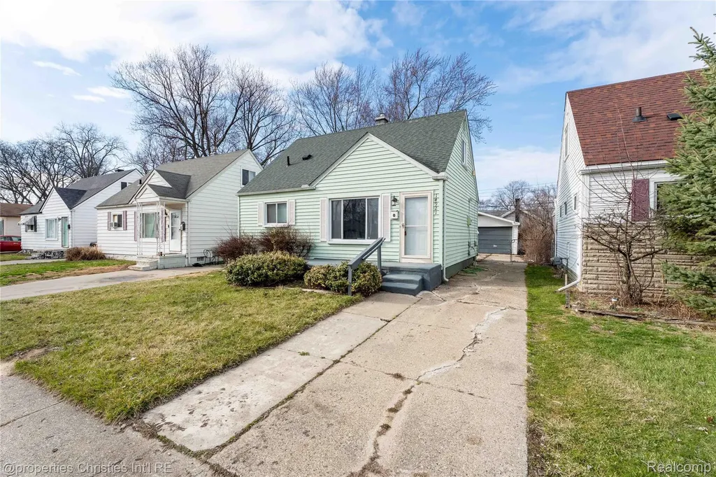 14921 Myola Avenue Warren City MI 48089