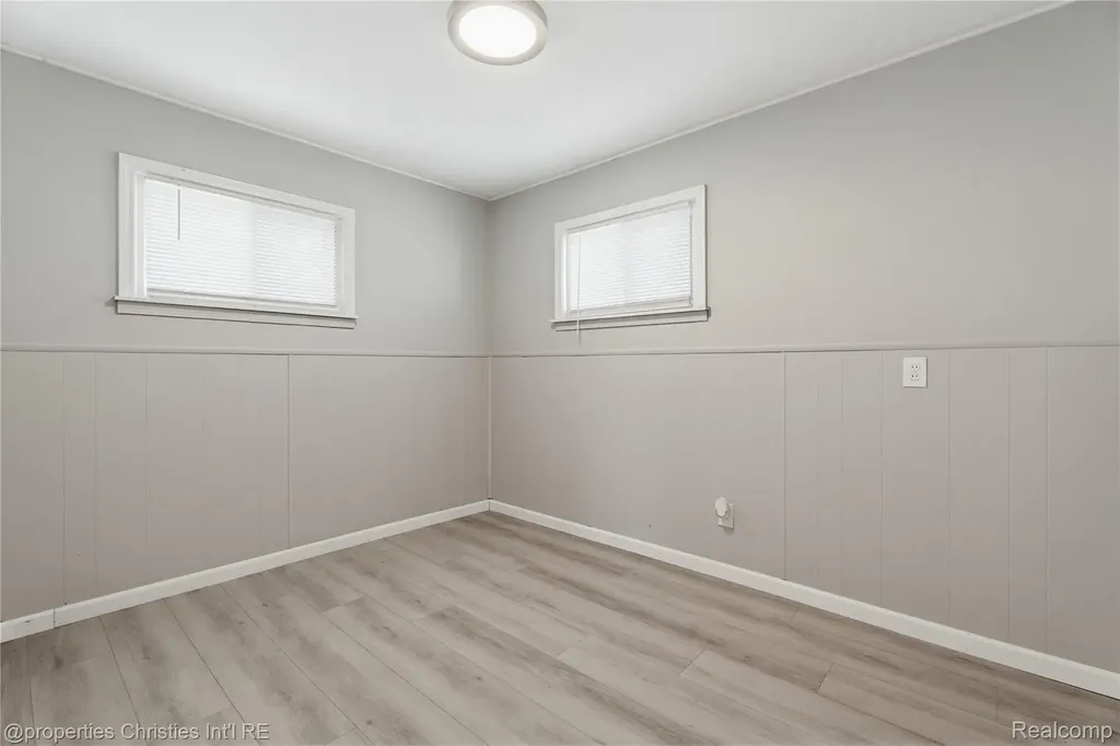 14921 Myola Avenue Warren City MI 48089