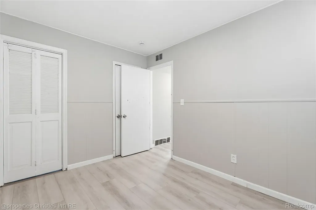 14921 Myola Avenue Warren City MI 48089