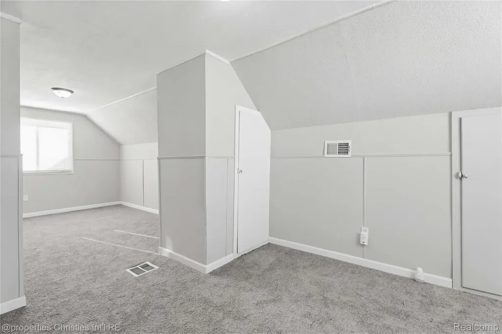 14921 Myola Avenue Warren City MI 48089