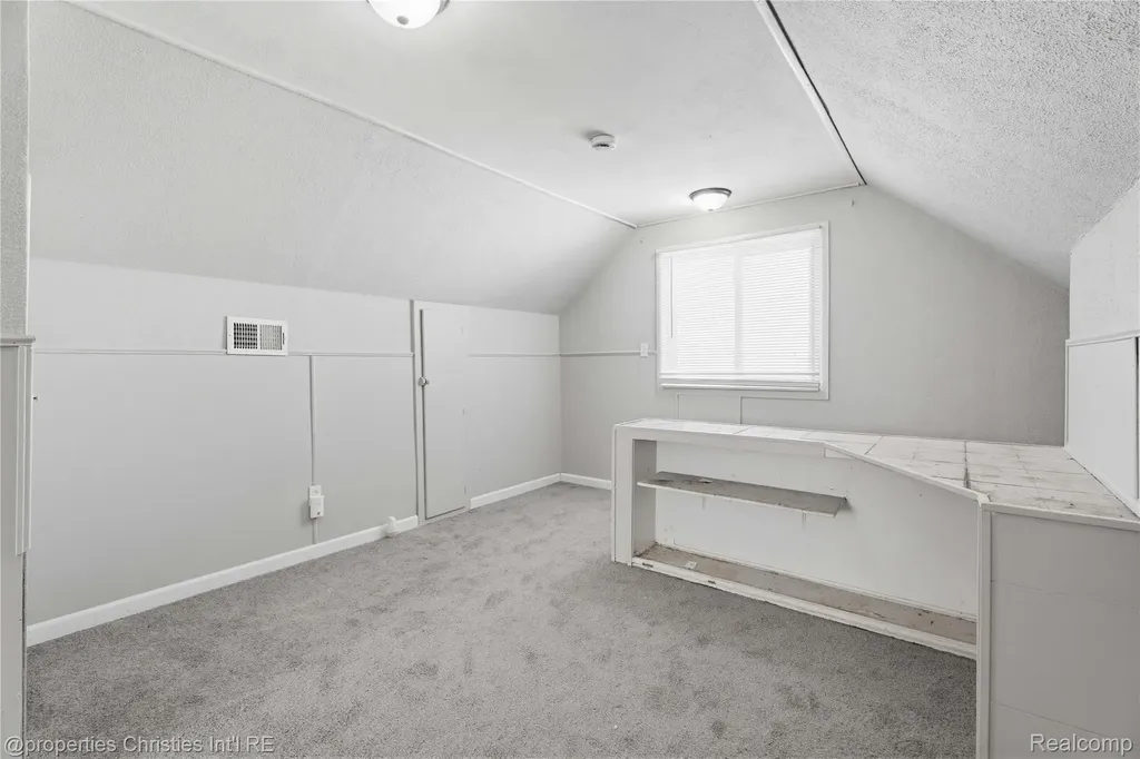 14921 Myola Avenue Warren City MI 48089