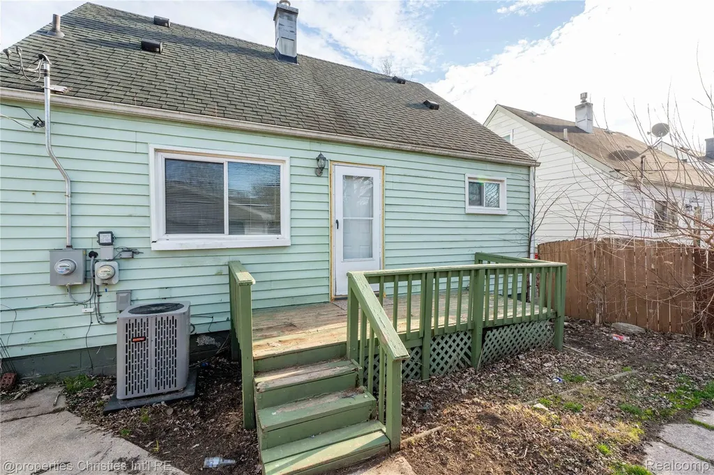14921 Myola Avenue Warren City MI 48089