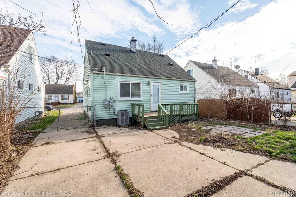 14921 Myola Avenue Warren City MI 48089