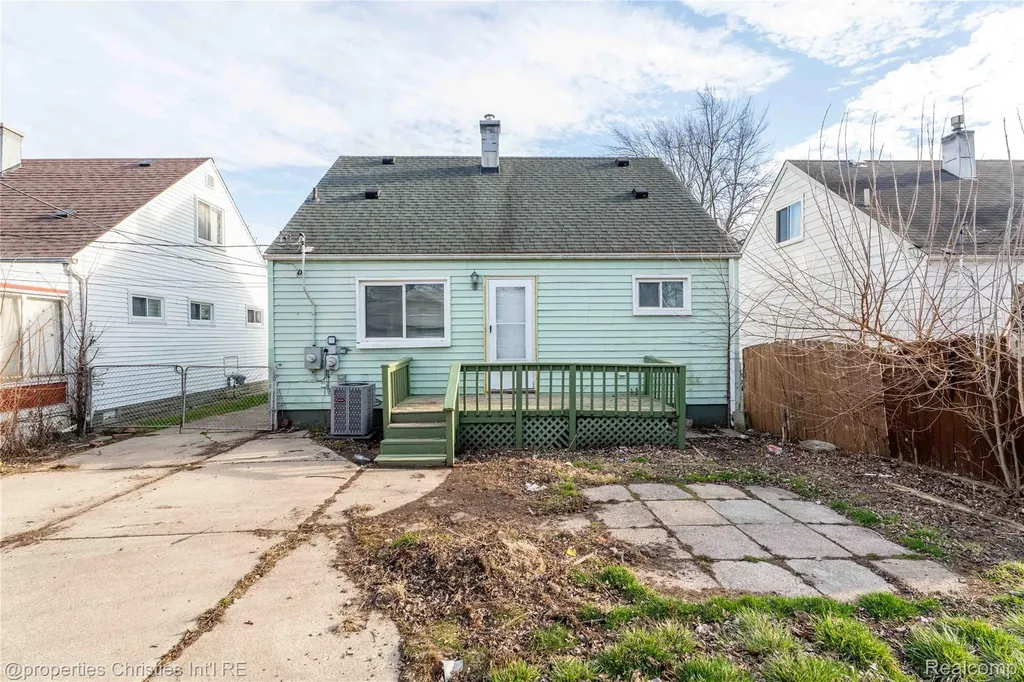14921 Myola Avenue Warren City MI 48089