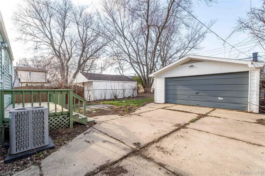 14921 Myola Avenue Warren City MI 48089
