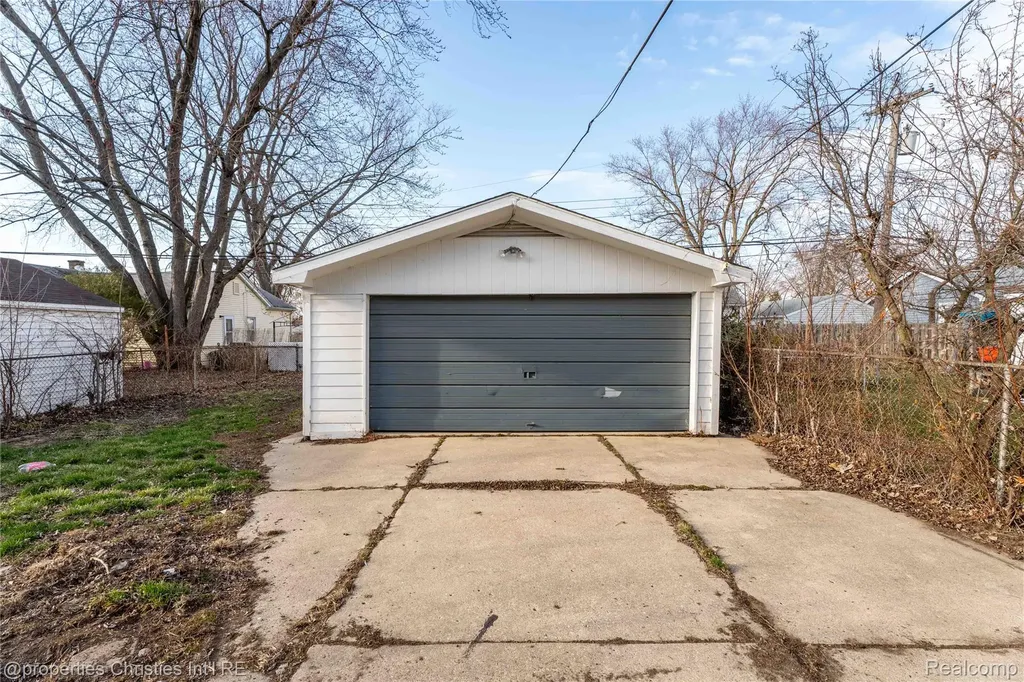 14921 Myola Avenue Warren City MI 48089