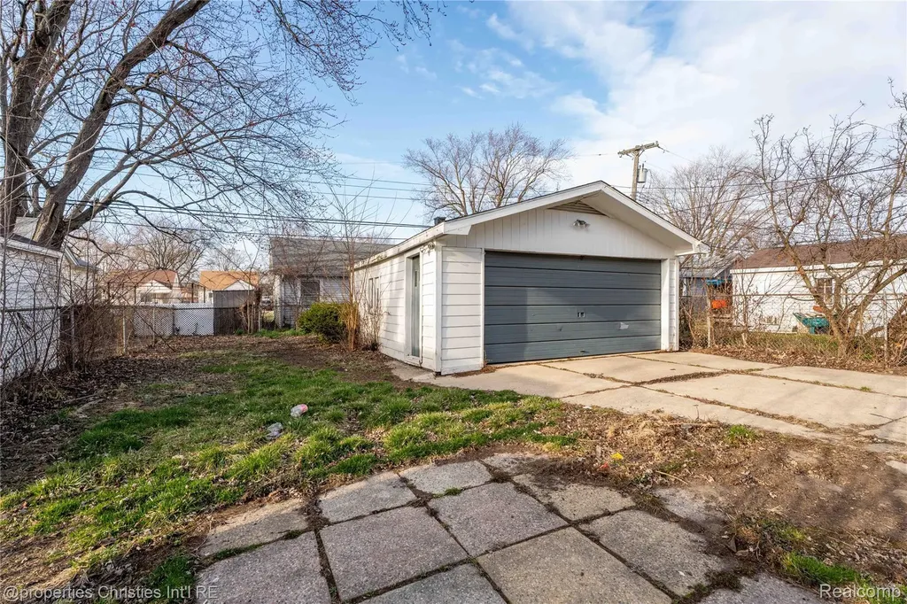 14921 Myola Avenue Warren City MI 48089