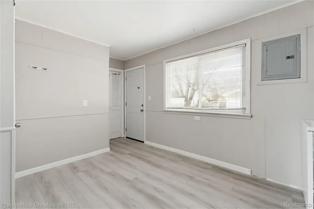 14921 Myola Avenue Warren City MI 48089