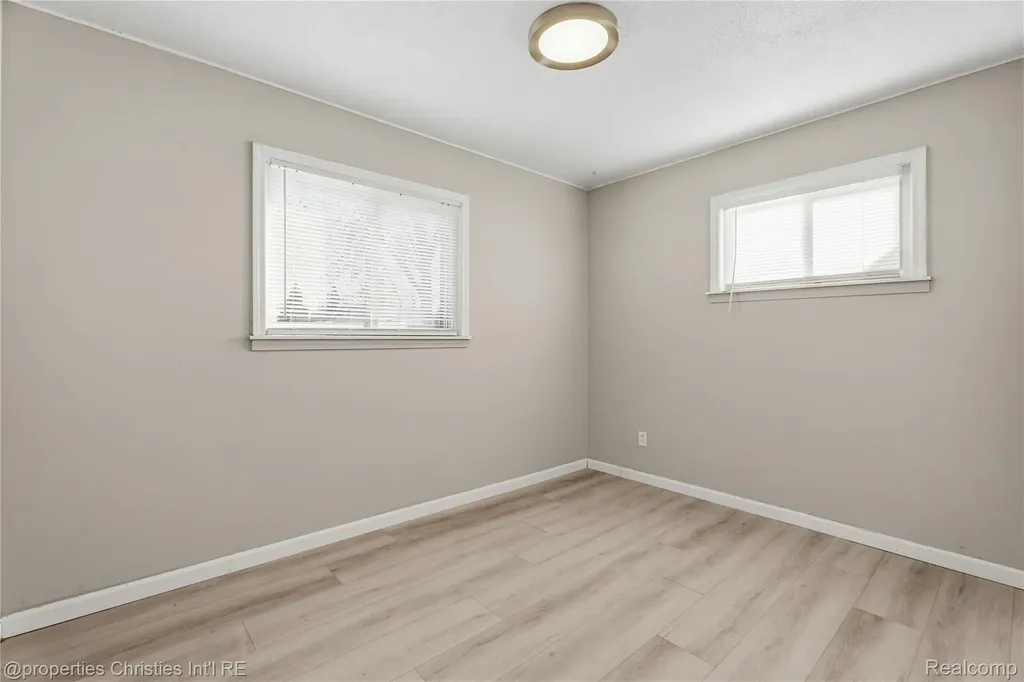 14921 Myola Avenue Warren City MI 48089