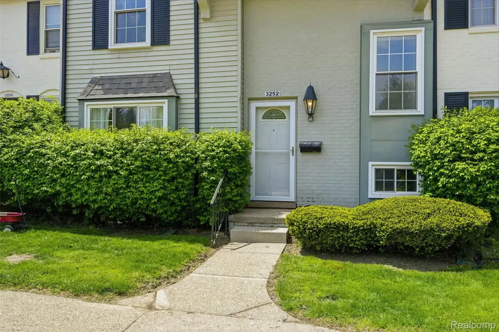 3252 Bolgos Circle Ann Arbor City MI 48105