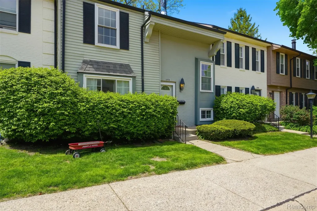 3252 Bolgos Circle Ann Arbor City MI 48105
