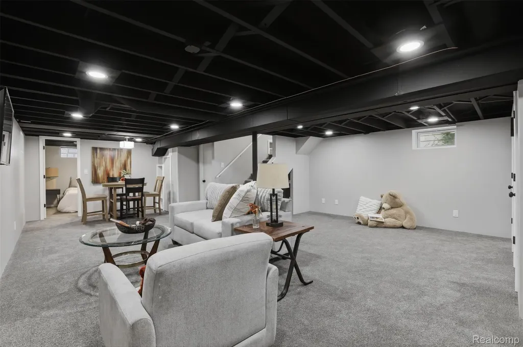 15534 Dixie Redford Charter Township MI 48239