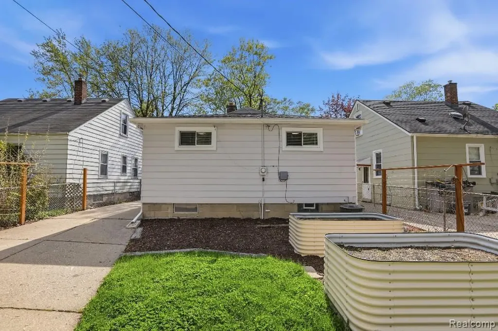 15534 Dixie Redford Charter Township MI 48239