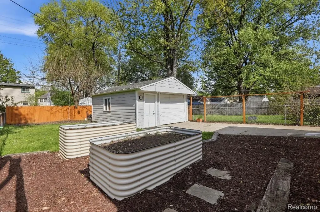 15534 Dixie Redford Charter Township MI 48239