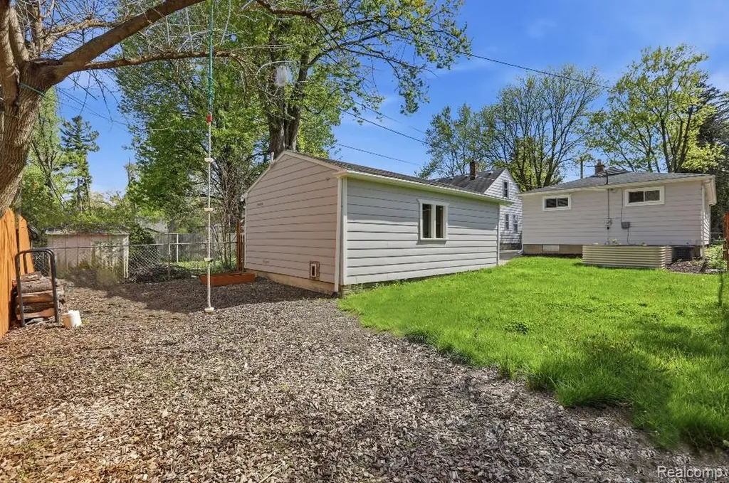 15534 Dixie Redford Charter Township MI 48239