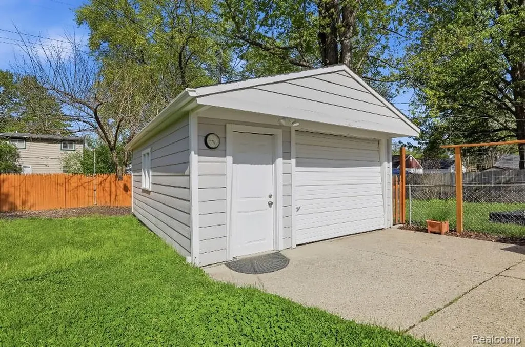15534 Dixie Redford Charter Township MI 48239