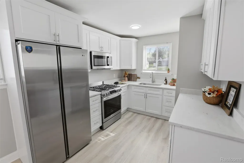 15534 Dixie Redford Charter Township MI 48239