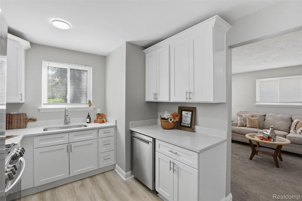 15534 Dixie Redford Charter Township MI 48239