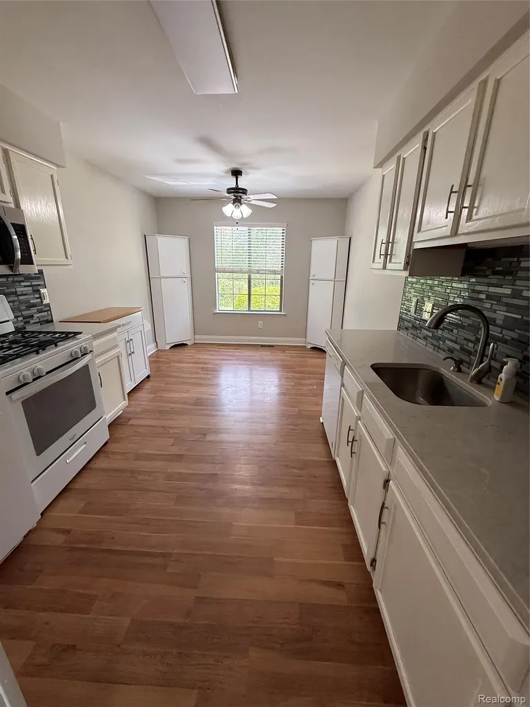 7059 Colonial Oaks Drive Waterford Charter Township MI 48327