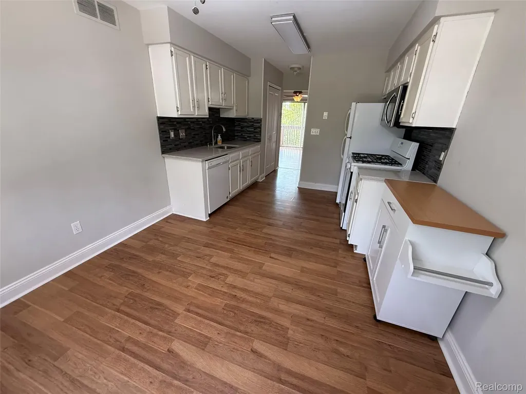 7059 Colonial Oaks Drive Waterford Charter Township MI 48327