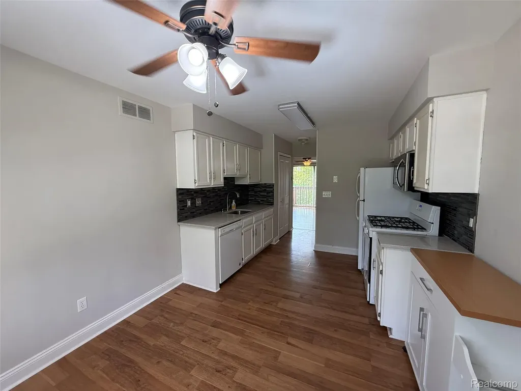 7059 Colonial Oaks Drive Waterford Charter Township MI 48327