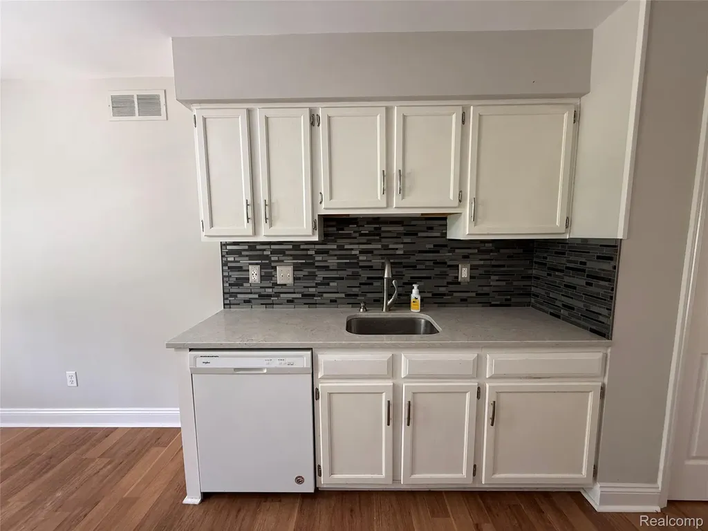 7059 Colonial Oaks Drive Waterford Charter Township MI 48327
