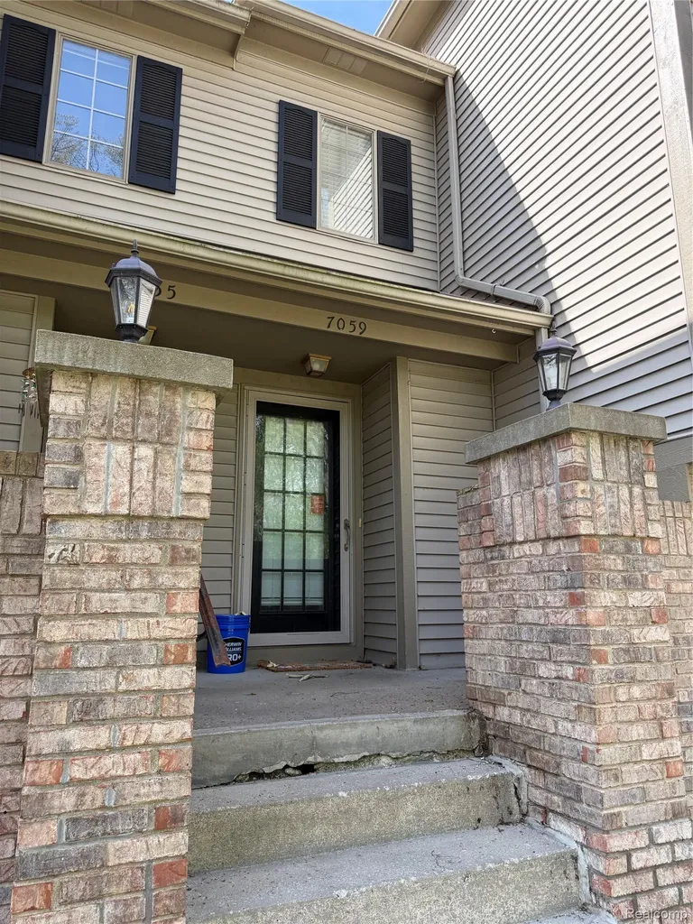 7059 Colonial Oaks Drive Waterford Charter Township MI 48327