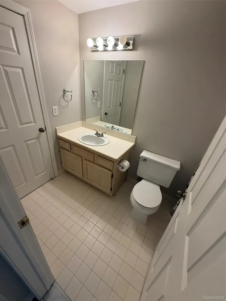 7059 Colonial Oaks Drive Waterford Charter Township MI 48327