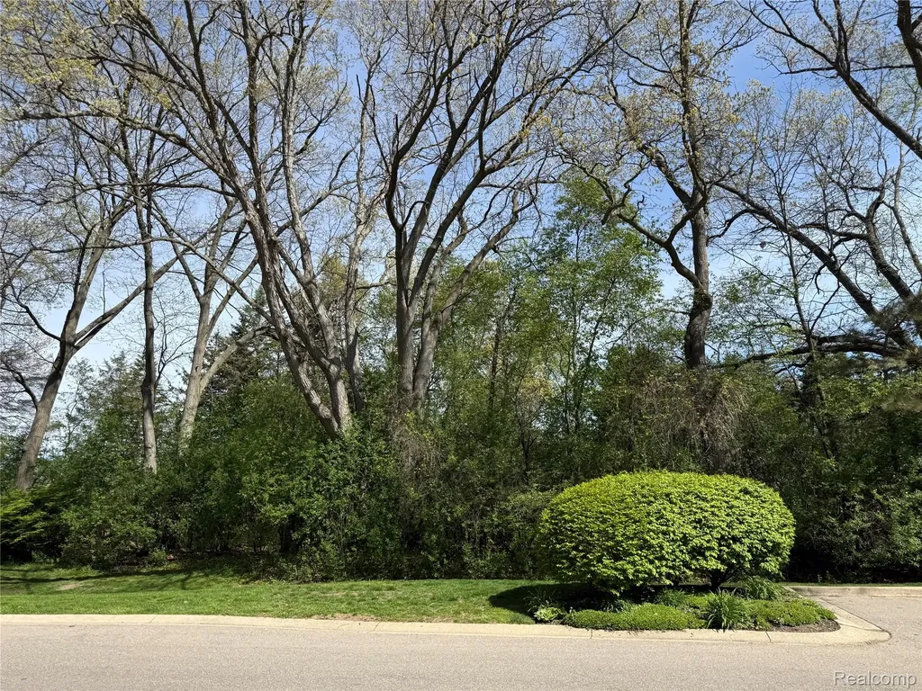 7059 Colonial Oaks Drive Waterford Charter Township MI 48327
