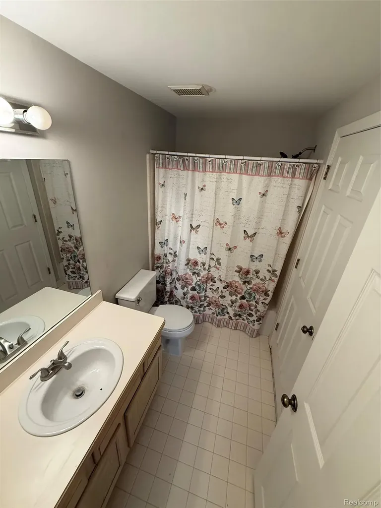 7059 Colonial Oaks Drive Waterford Charter Township MI 48327
