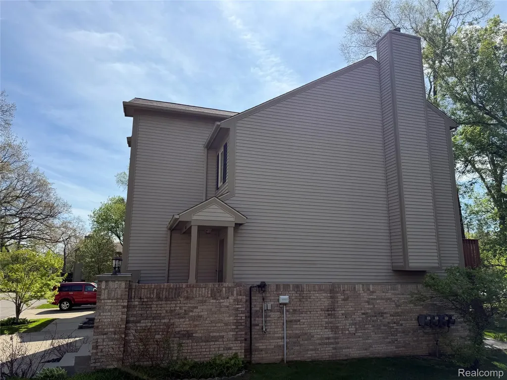 7059 Colonial Oaks Drive Waterford Charter Township MI 48327